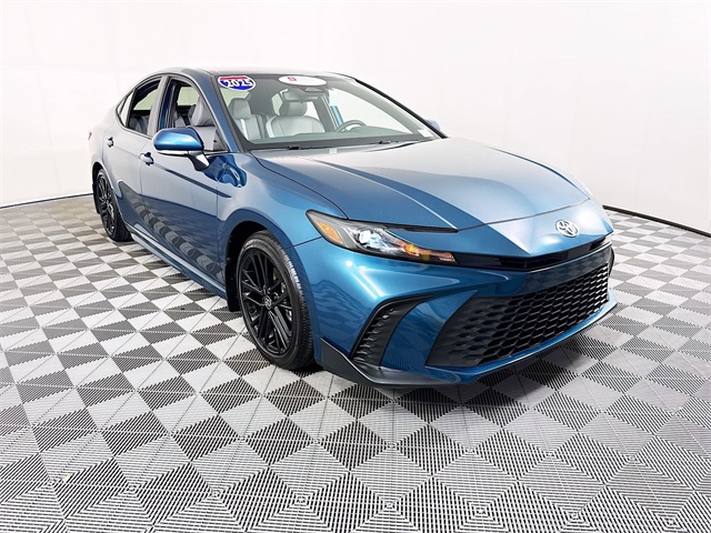 2025 Toyota Camry SE's photo