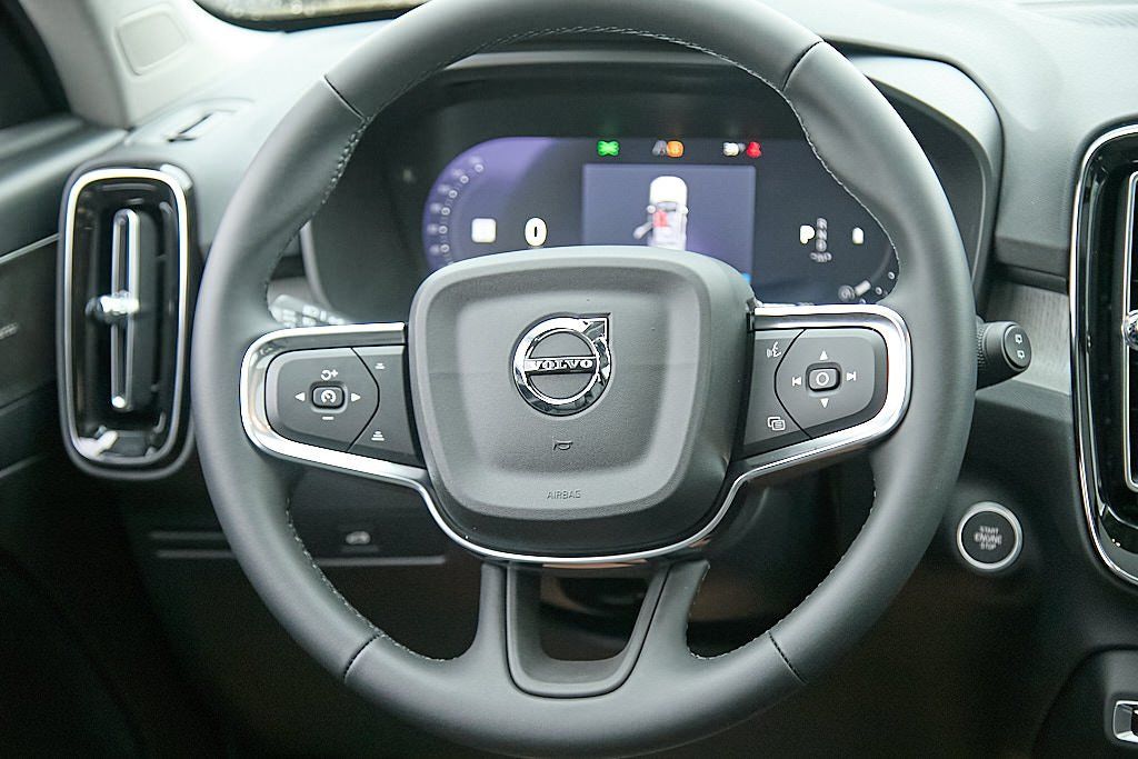 2026 VOLVO XC40 - Image 25