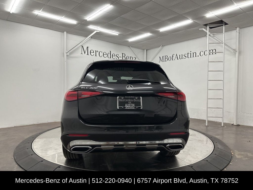 2025 Mercedes Benz GLC 300 photo 5