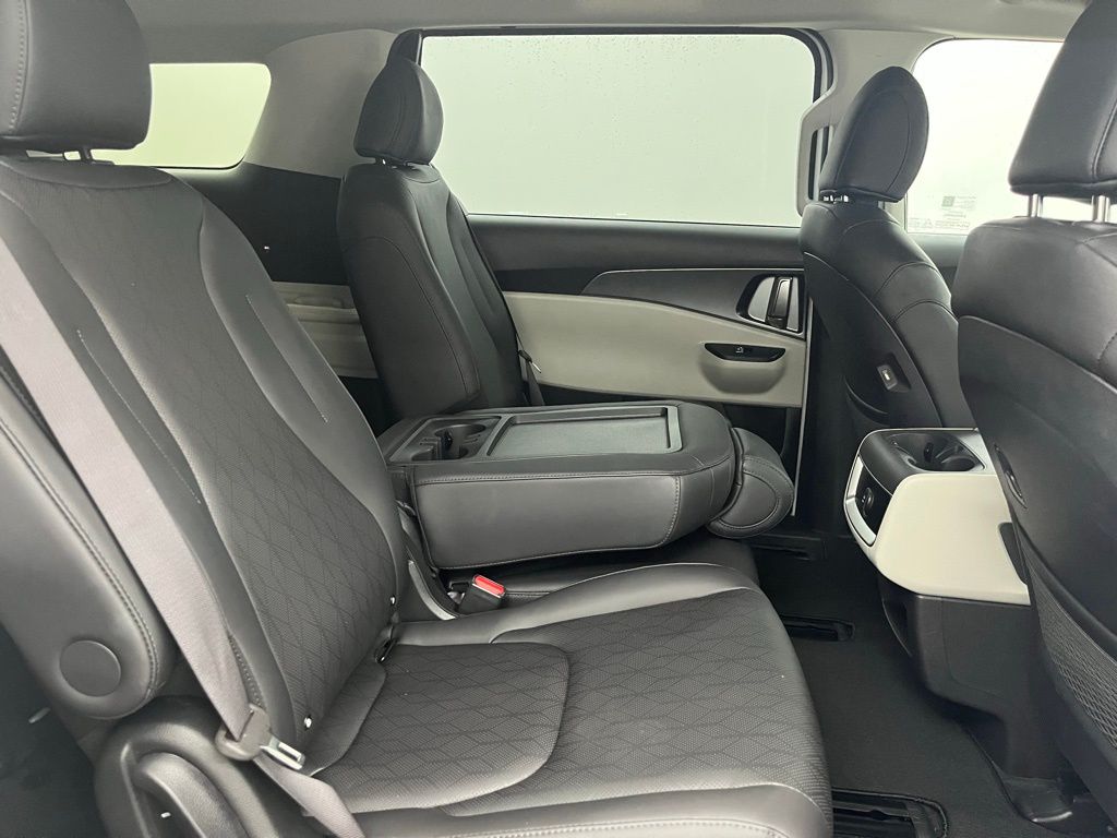 2024 Kia Carnival LX photo 33