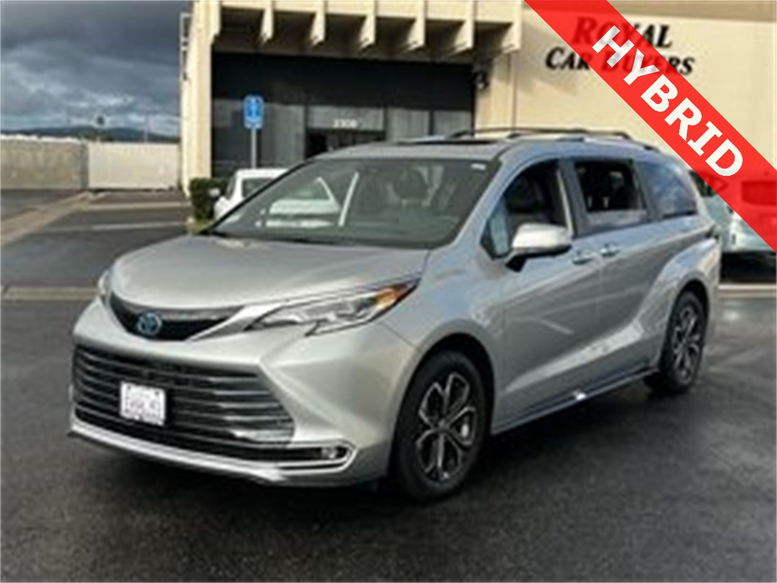 2025 Toyota Sienna Platinum's photo