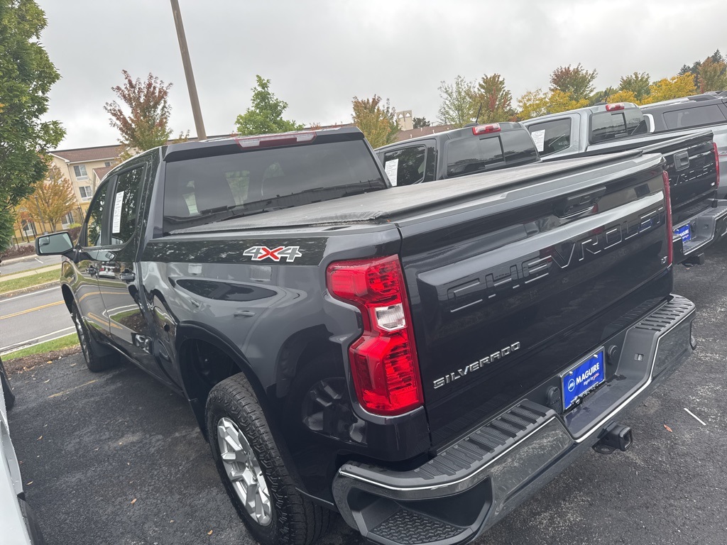 2022 Chevrolet Silverado 1500 LT photo 2
