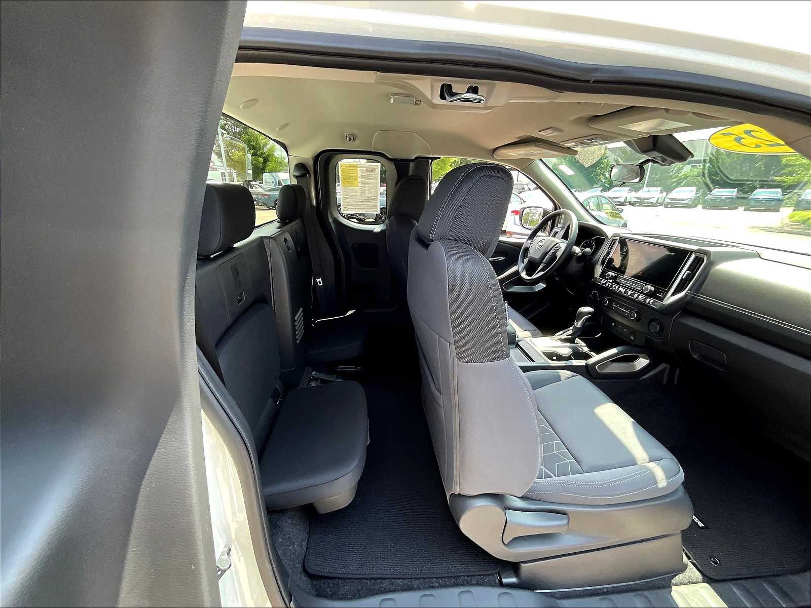 2025 Nissan Frontier SV photo 16