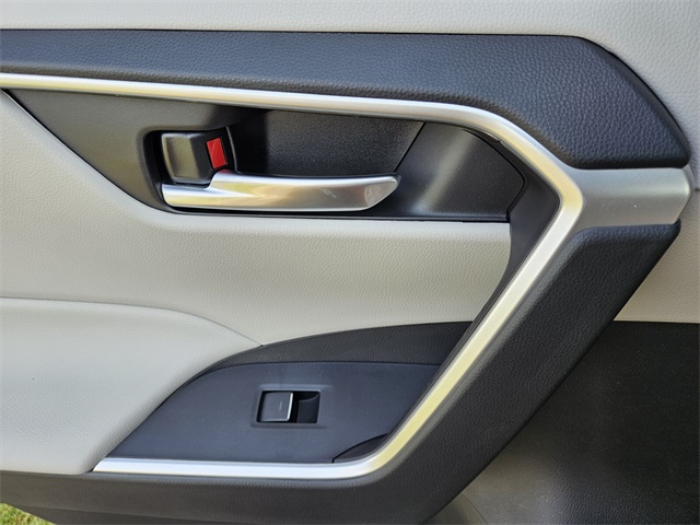 2025 Toyota RAV4 XLE photo 10