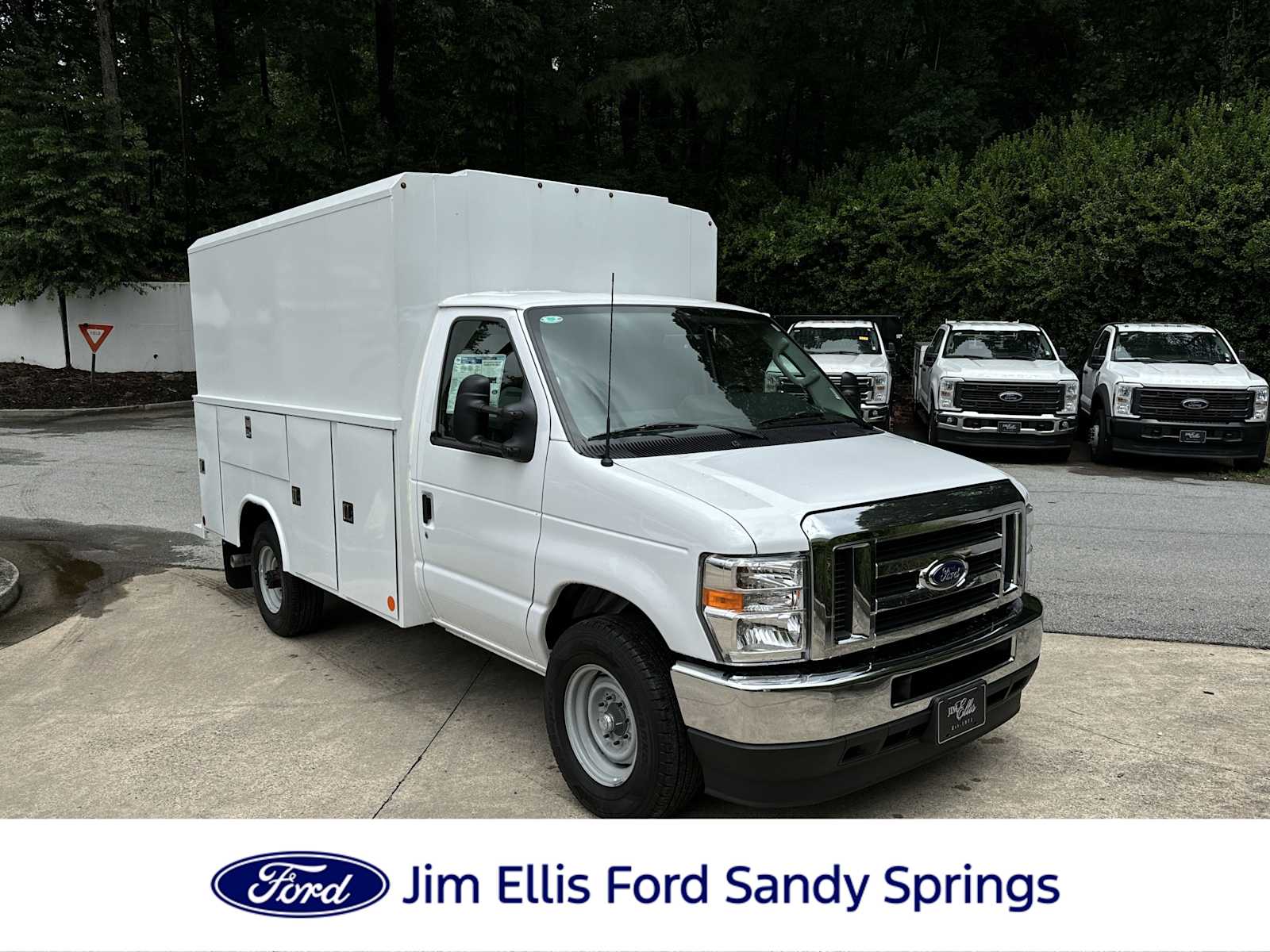 2025 Ford E-Series Cutaway Base's photo