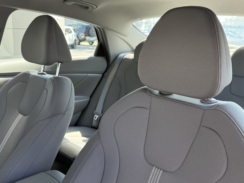 2025 Hyundai Elantra SE photo 12
