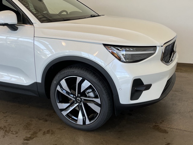 2025 Volvo XC40 Plus photo 3