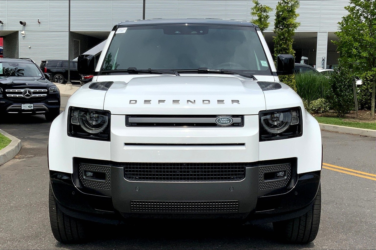 2025 Land Rover Defender 110 V8 photo 3