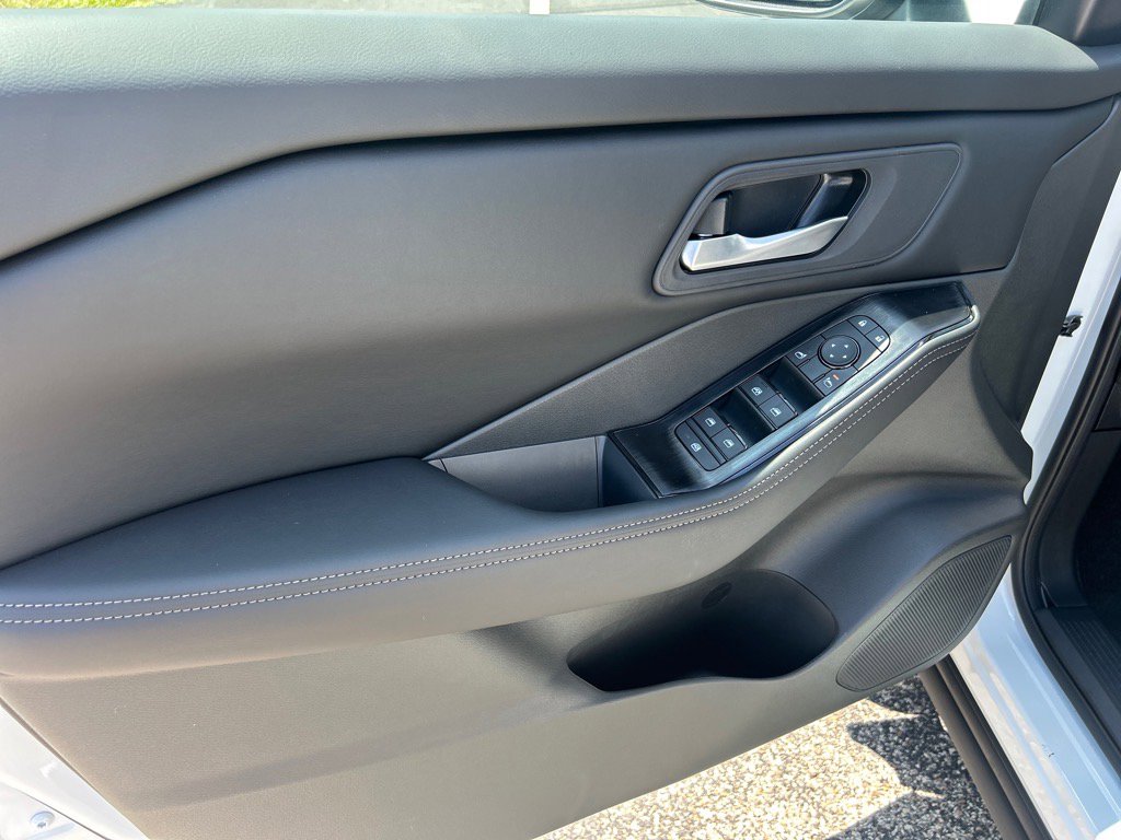 2026 Nissan Rogue SV photo 4