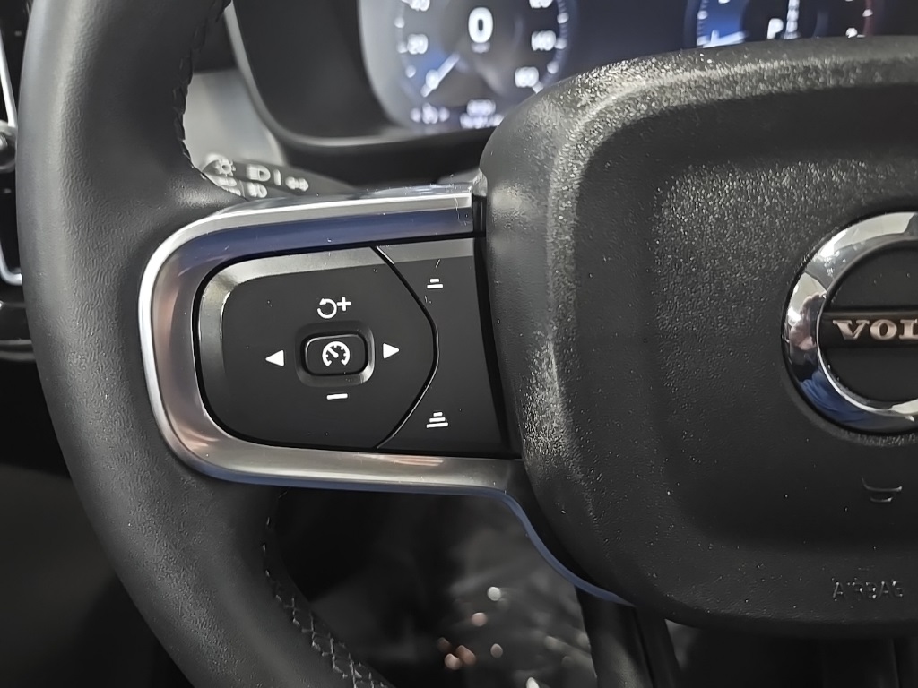 2022 Volvo XC40 Momentum photo 19