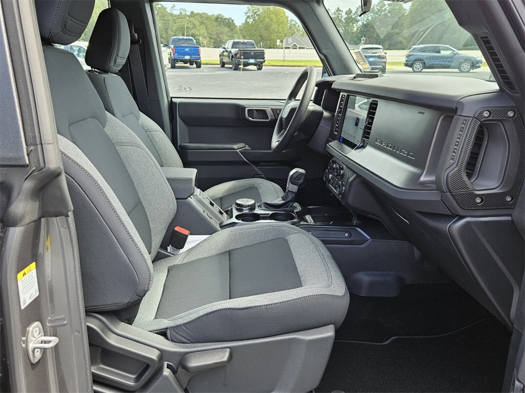 2025 Ford Bronco Base photo 15