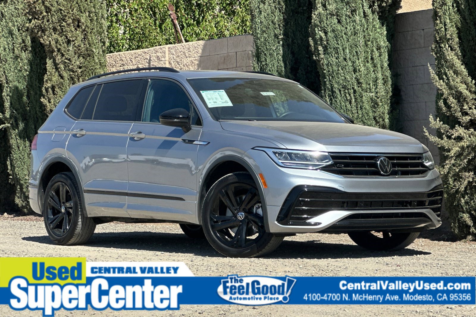 2024 Volkswagen Tiguan SE R-LINE BLACK's photo