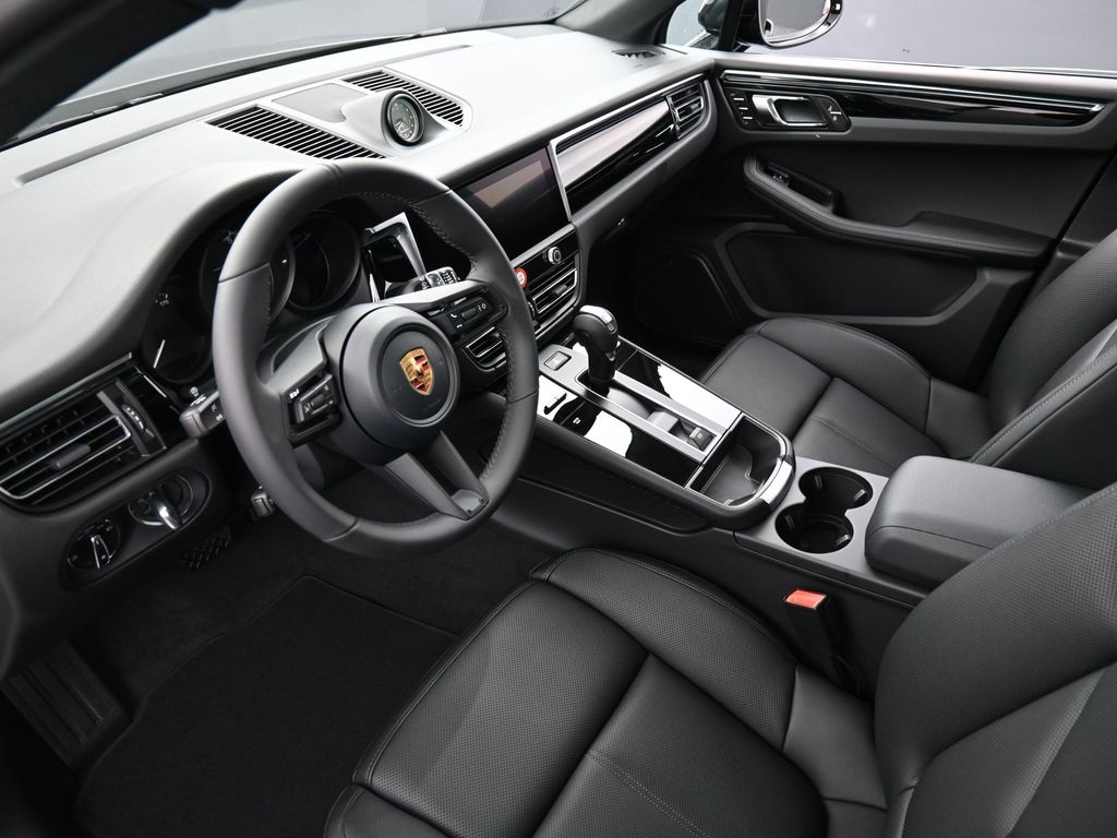 2026 Porsche Macan T photo 3