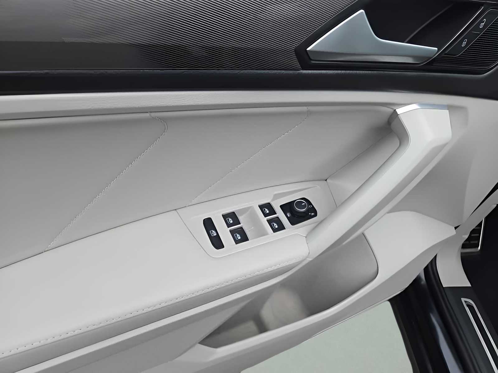 2023 Volkswagen Tiguan SE R-Line Black photo 12