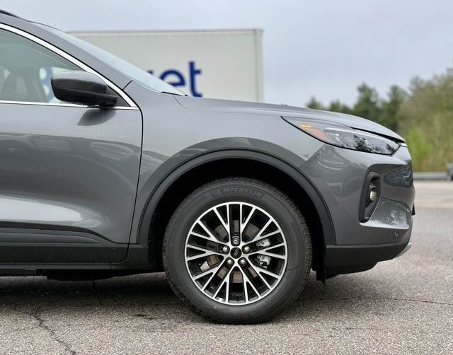 2025 Ford Escape Plug-In Hybrid photo 2