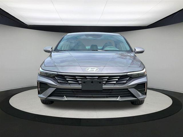 2025 Hyundai Elantra SE photo 12