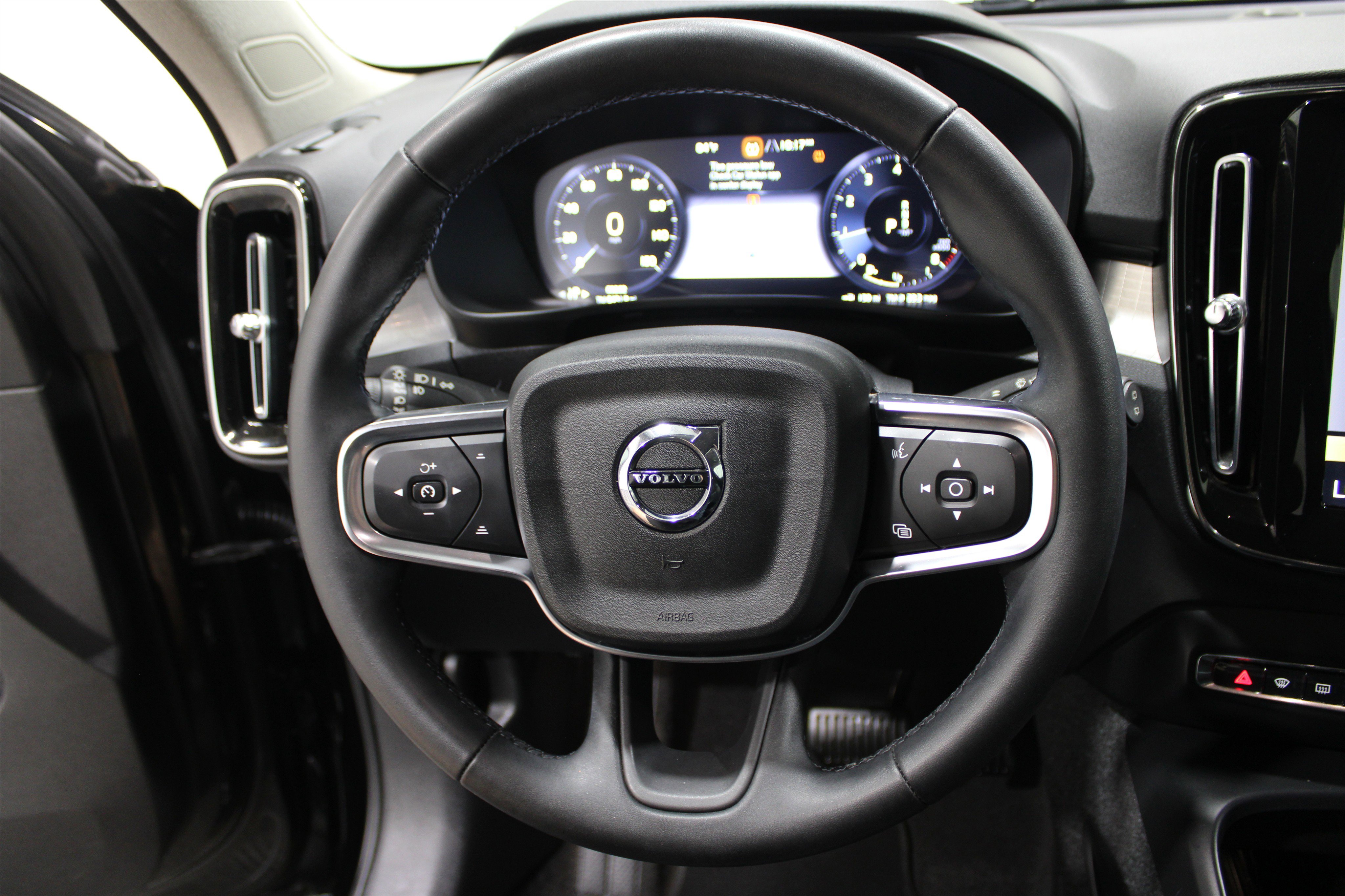 2022 Volvo XC40 Momentum photo 4