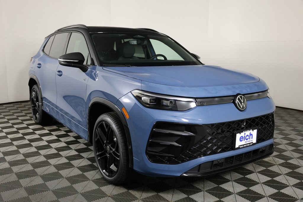 2025 Volkswagen Tiguan SE R-LINE BLACK's photo