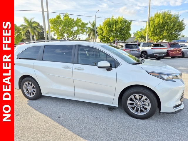 2024 Toyota Sienna XLE's photo