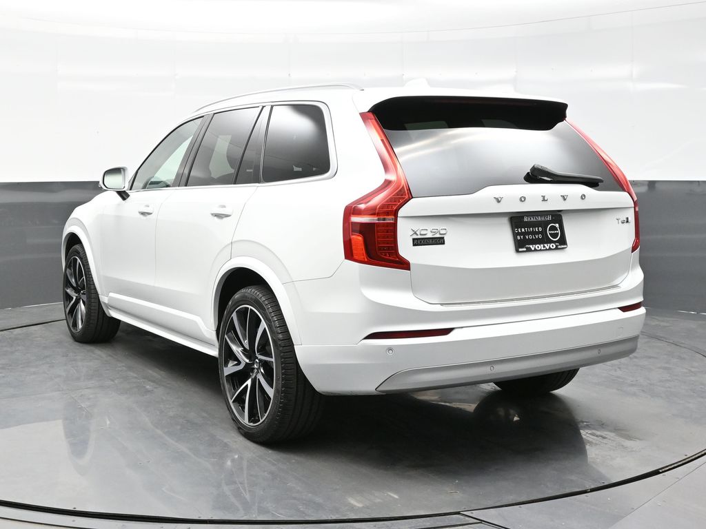 2022 Volvo XC90 T6 Momentum photo 4
