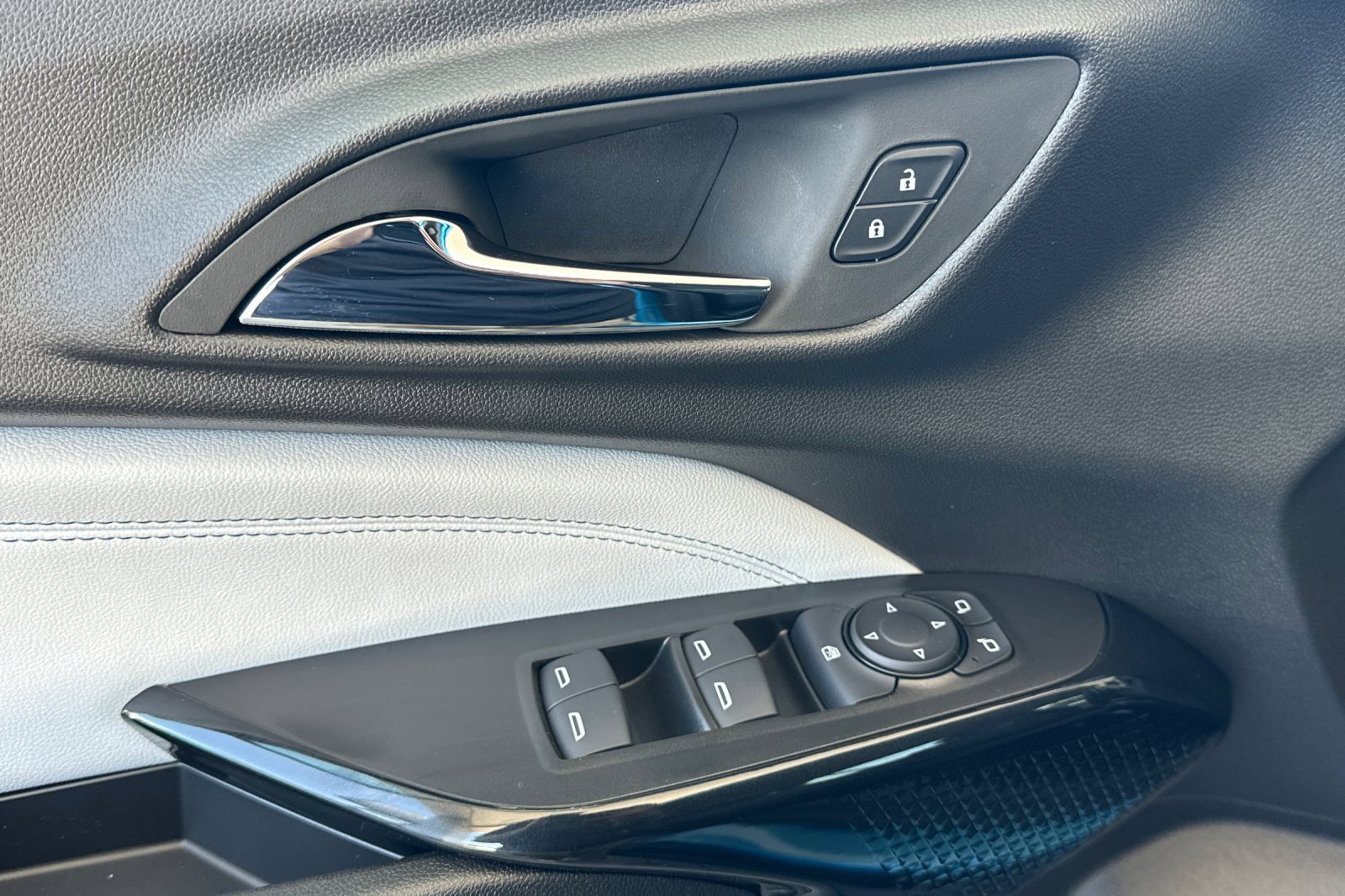2025 Chevrolet Trax LT photo 11
