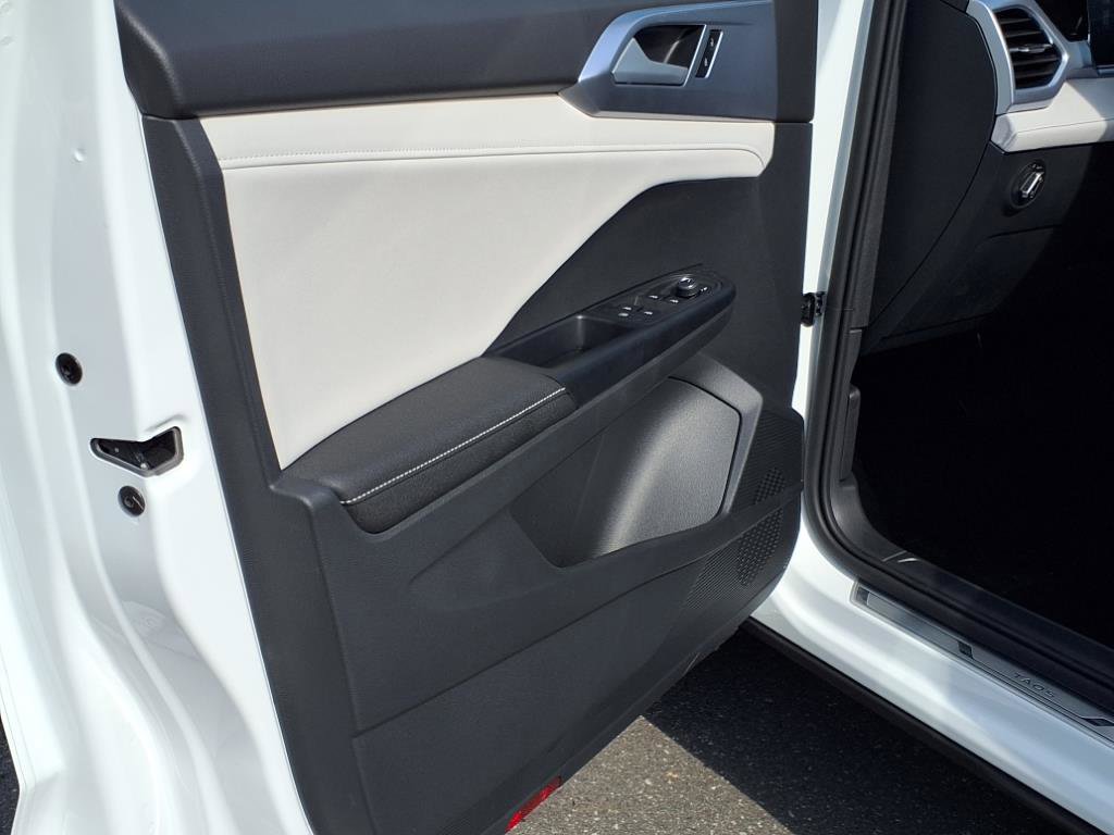 2025 Volkswagen Taos SE photo 4