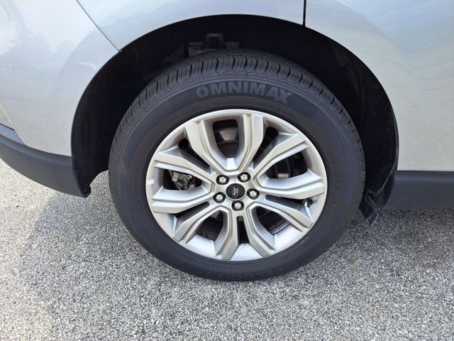 2024 Ford Edge Titanium photo 3
