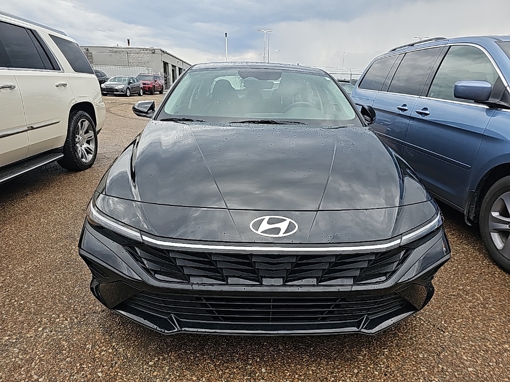 2024 Hyundai Elantra SE photo 2