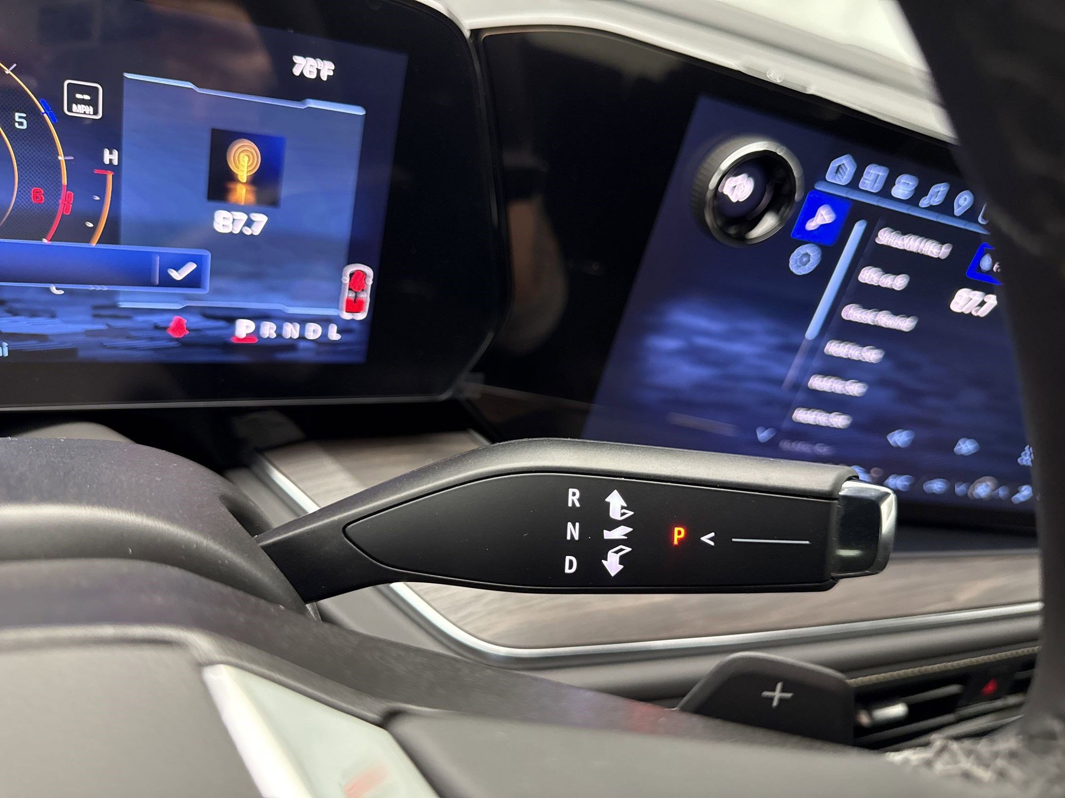 2025 Chevrolet Suburban Premier photo 31