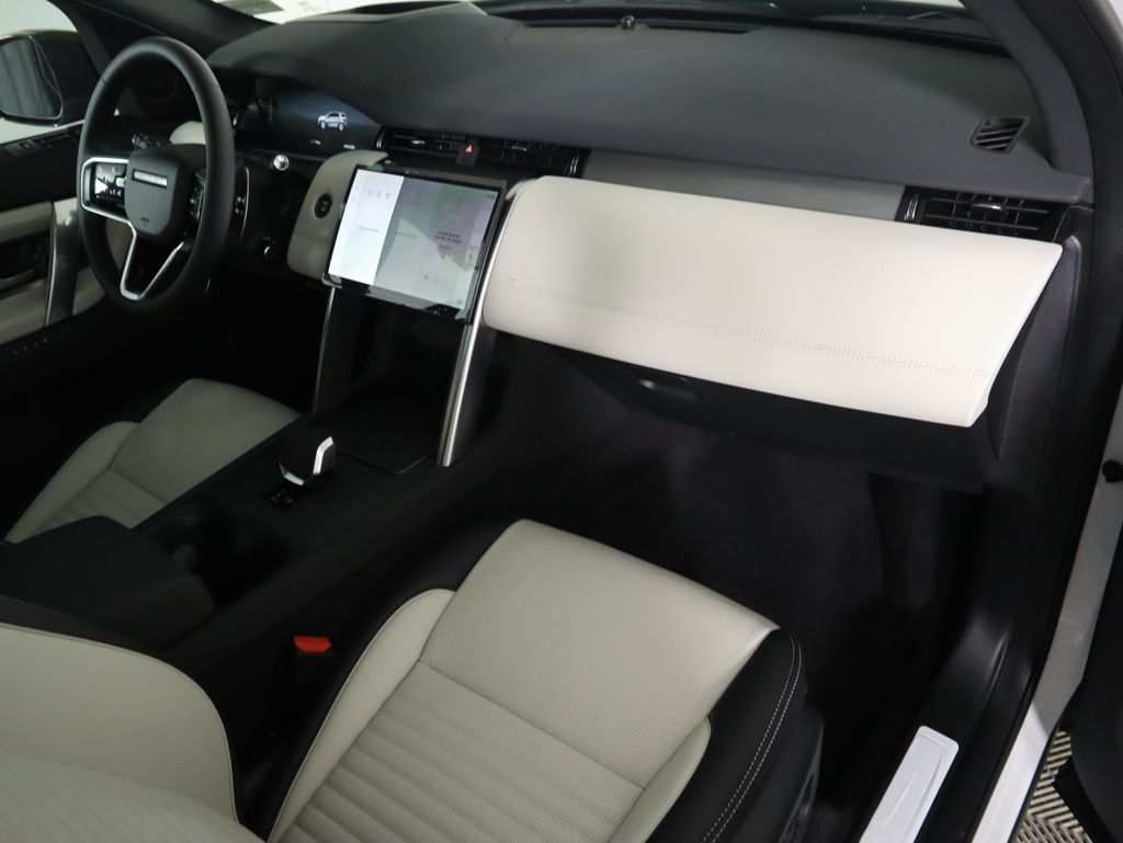 2025 Land Rover Discovery Sport SE photo 16