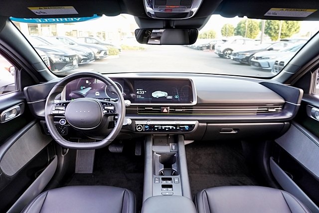 Used 2023 Gold Hyundai SEL image 17