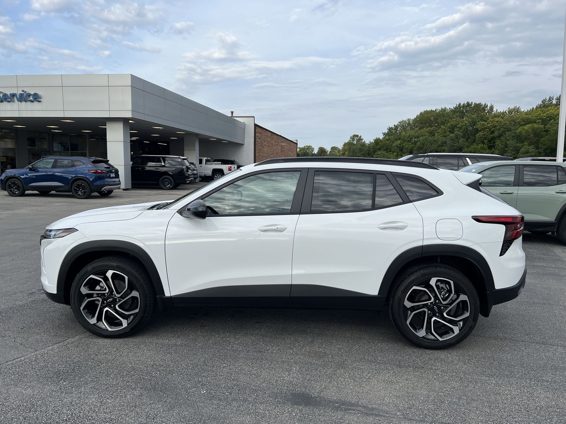 2025 Chevrolet Trax photo 2