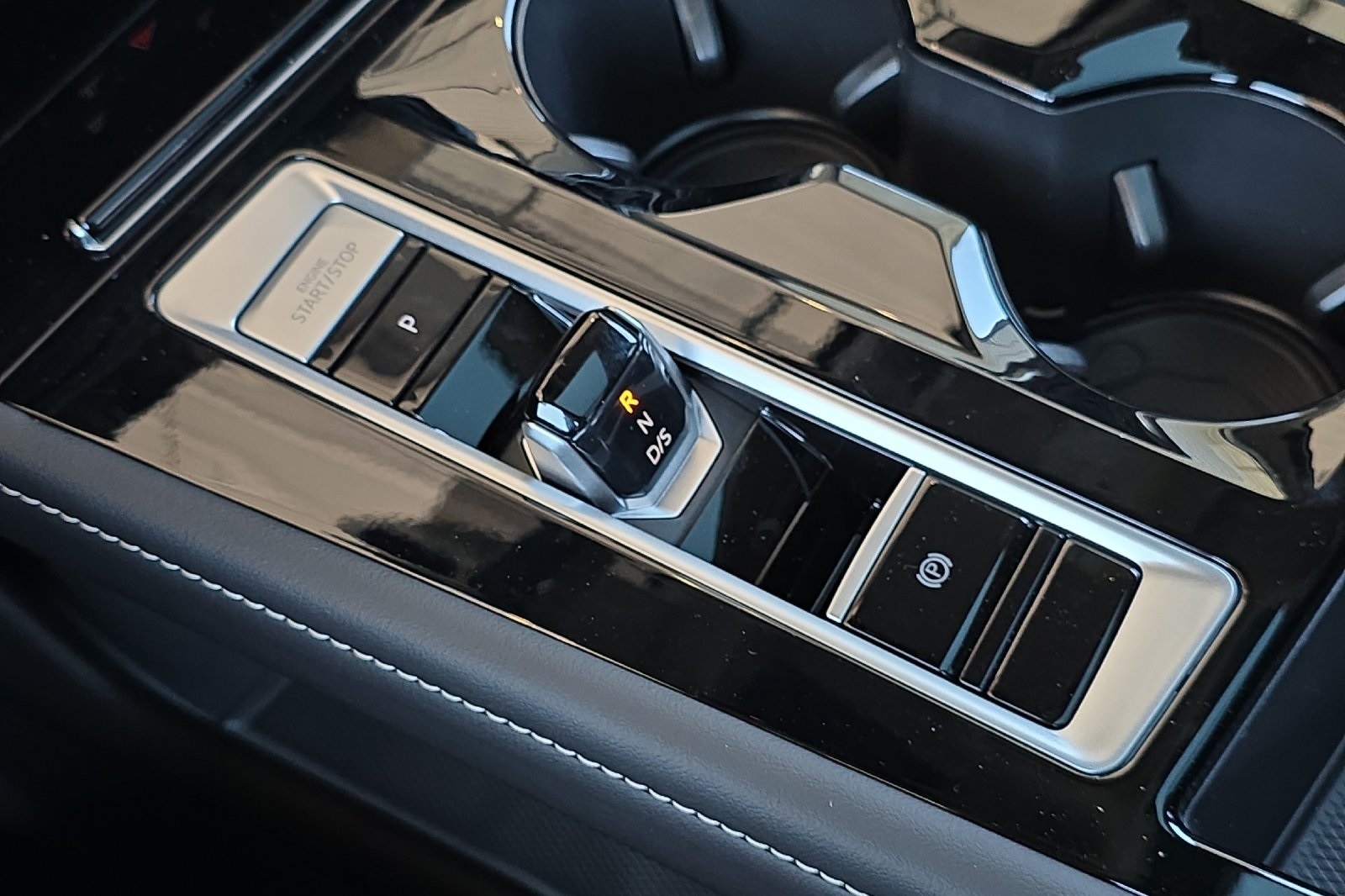 2025 Volkswagen Atlas SEL Premium R-Line photo 19