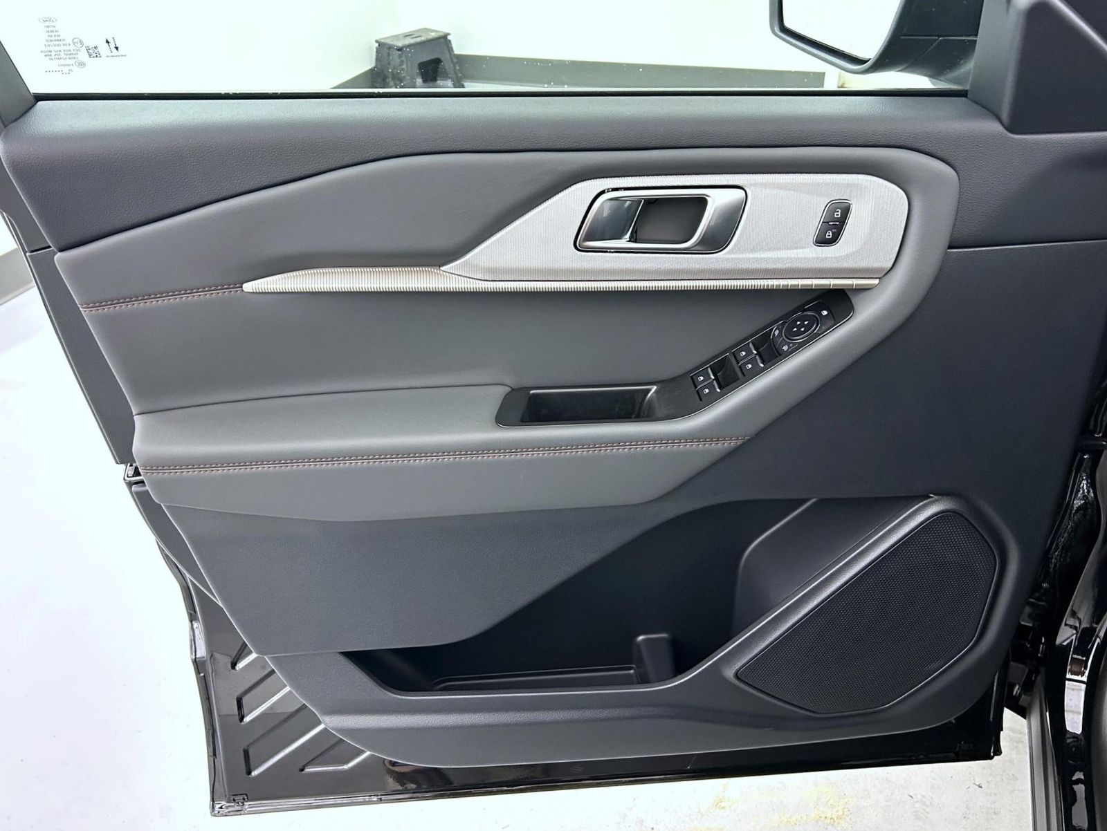 2025 Ford Explorer photo 9