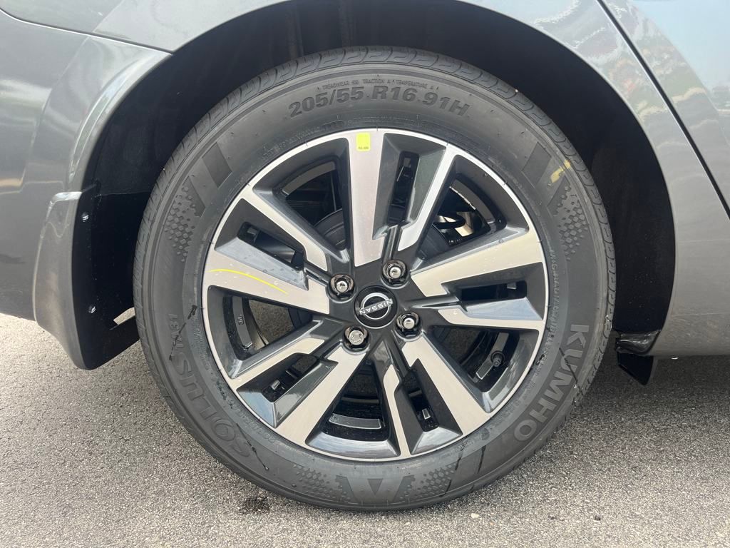 2025 Nissan Versa 1.6 SV photo 12