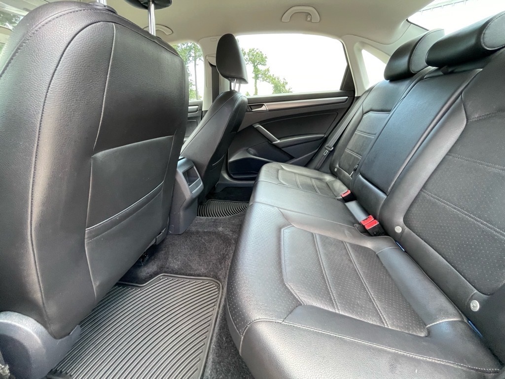 2017 Volkswagen Passat R-Line photo 21