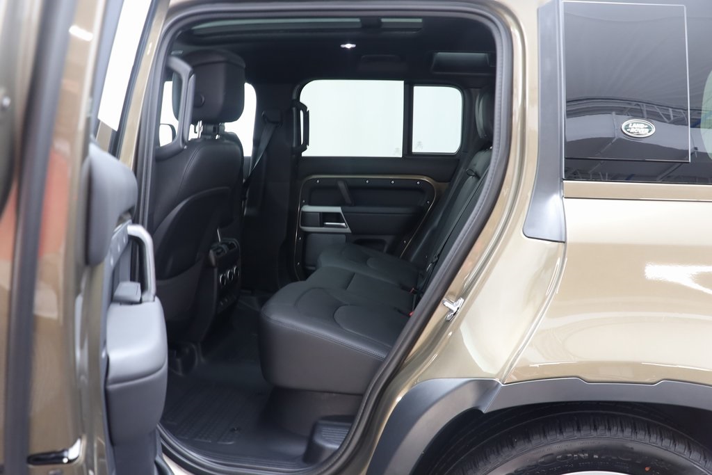 2024 Land Rover Defender 110 SE photo 13