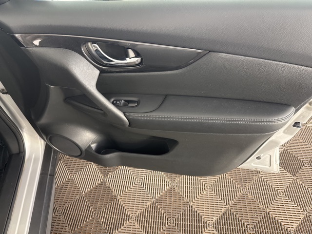 2018 Nissan Rogue SV photo 17