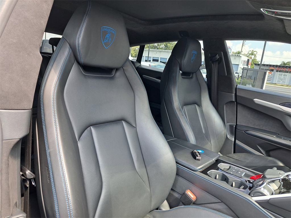 2021 Lamborghini Urus photo 16