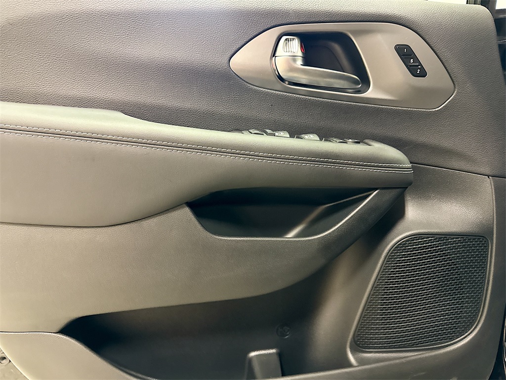 2025 Chrysler Pacifica photo 19