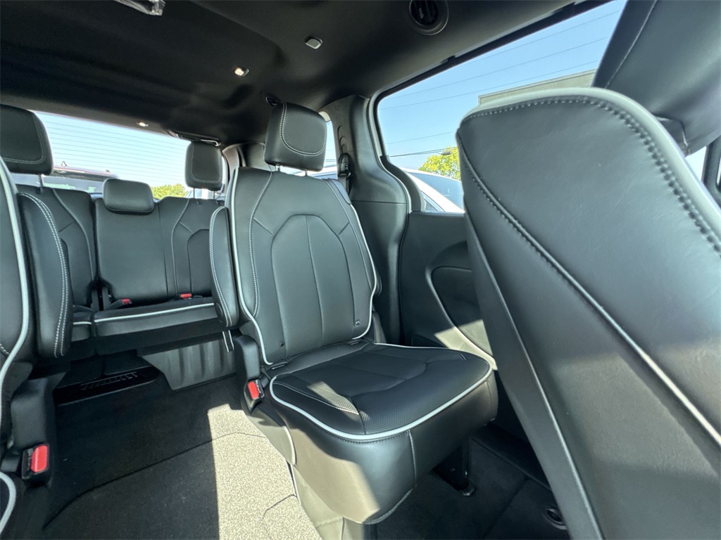 2026 Chrysler Pacifica Limited photo 14