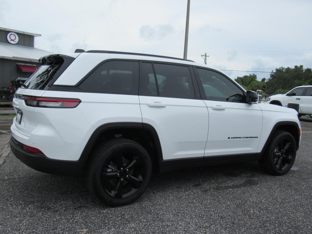 2025 Jeep Grand Cherokee Altitude photo 4
