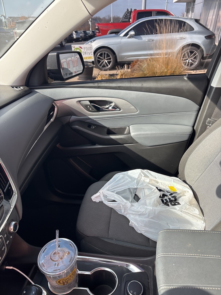 2020 Chevrolet Traverse photo 2