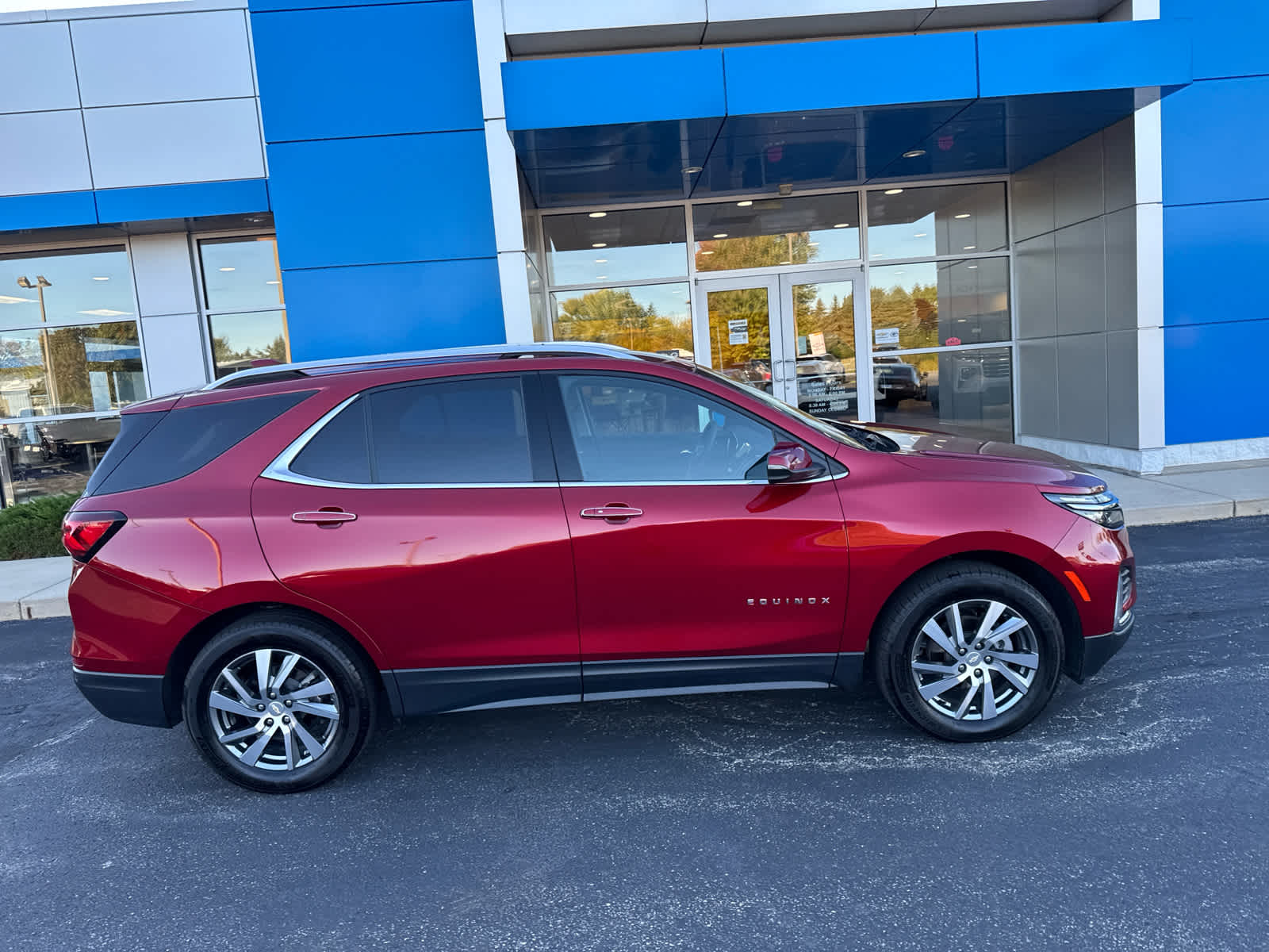 2023 Chevrolet Equinox Premier photo 2