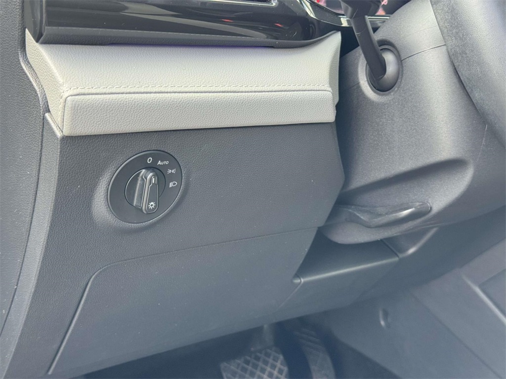 2022 Volkswagen Taos SEL photo 26