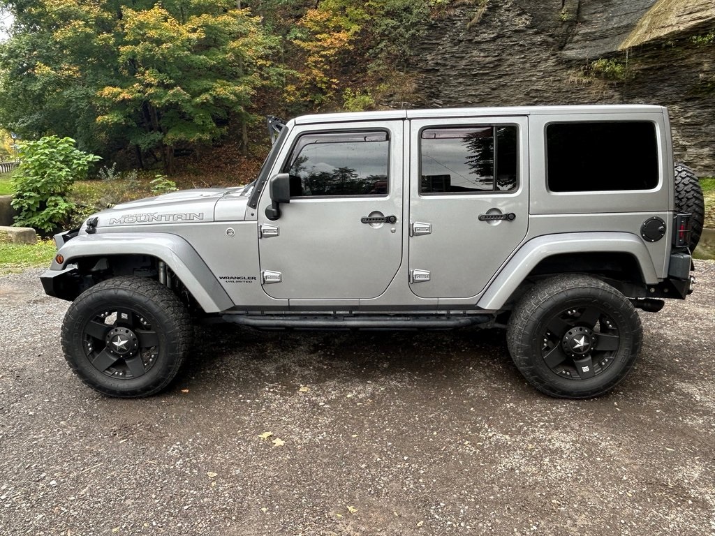 2017 Jeep Wrangler Unlimited Sahara photo 2