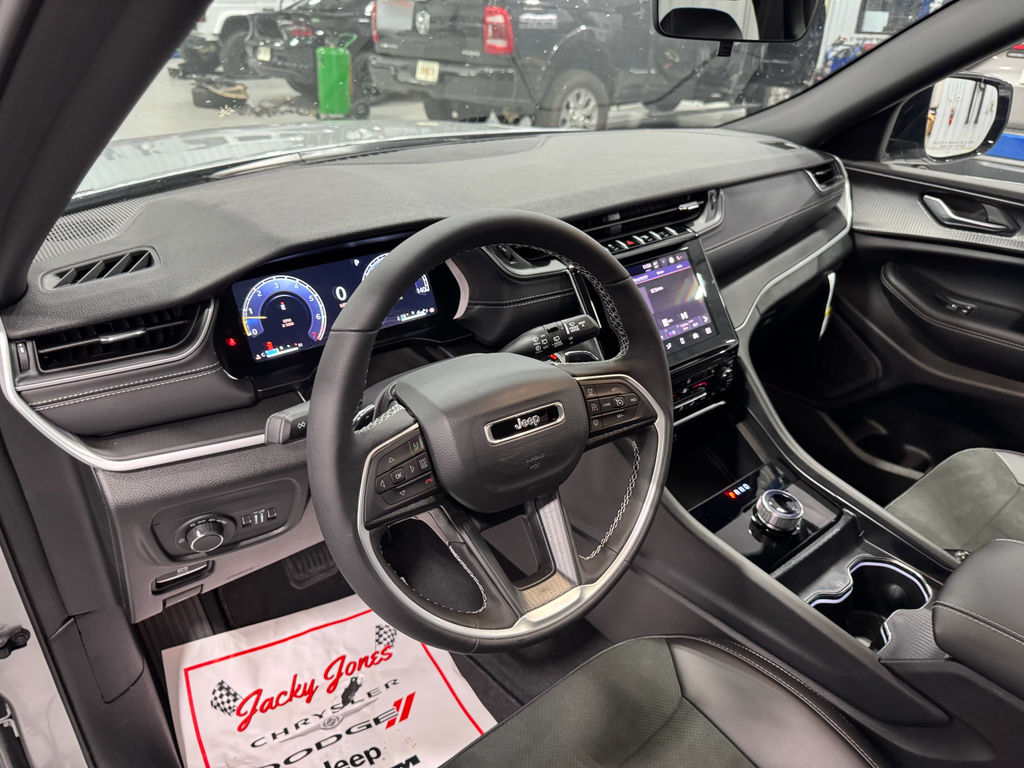 2025 Jeep Grand Cherokee Altitude X photo 2