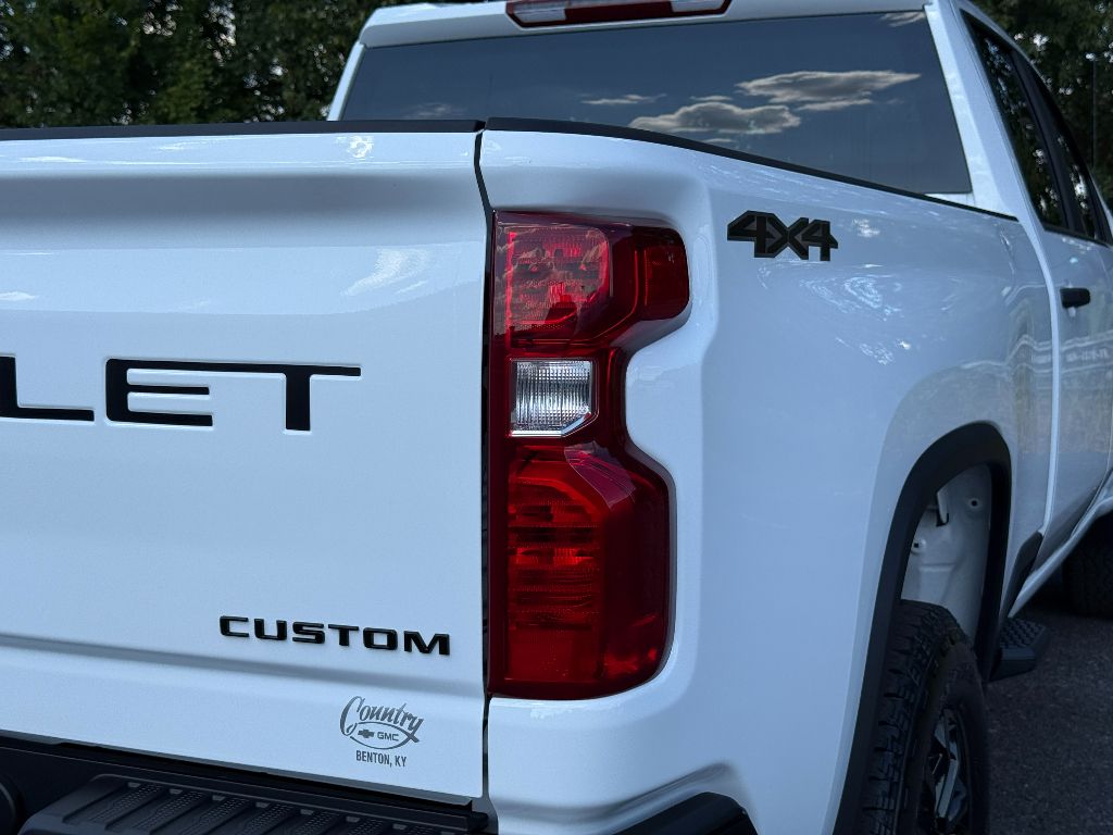 2025 Chevrolet Silverado 2500HD Custom photo 9
