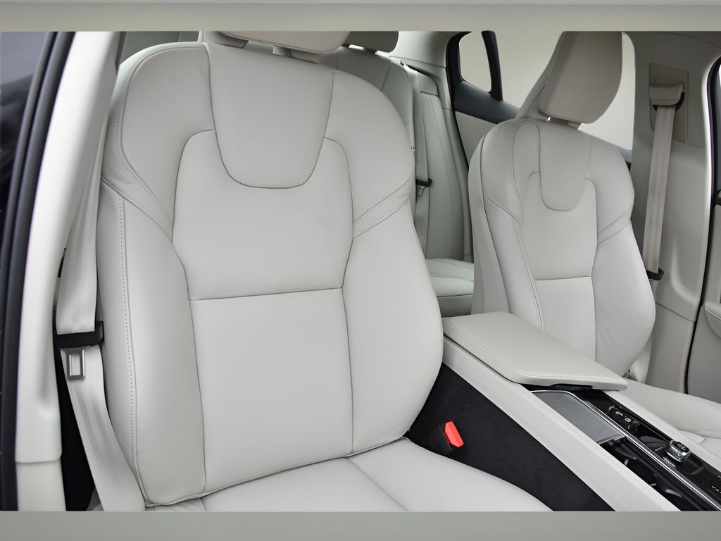 2024 Volvo S60 B5 Plus photo 23