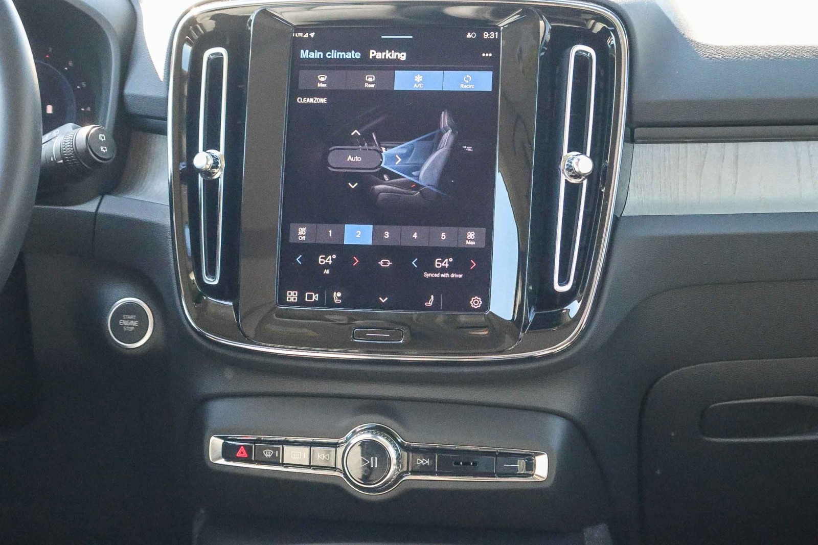 2025 Volvo XC40 Plus photo 11
